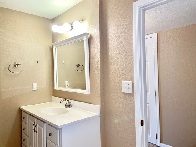 Building Photo - Fantastic 4 Bedroom Nestled in the heart of Old Farm!