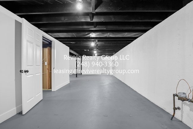 Building Photo - 32112 Pembroke St