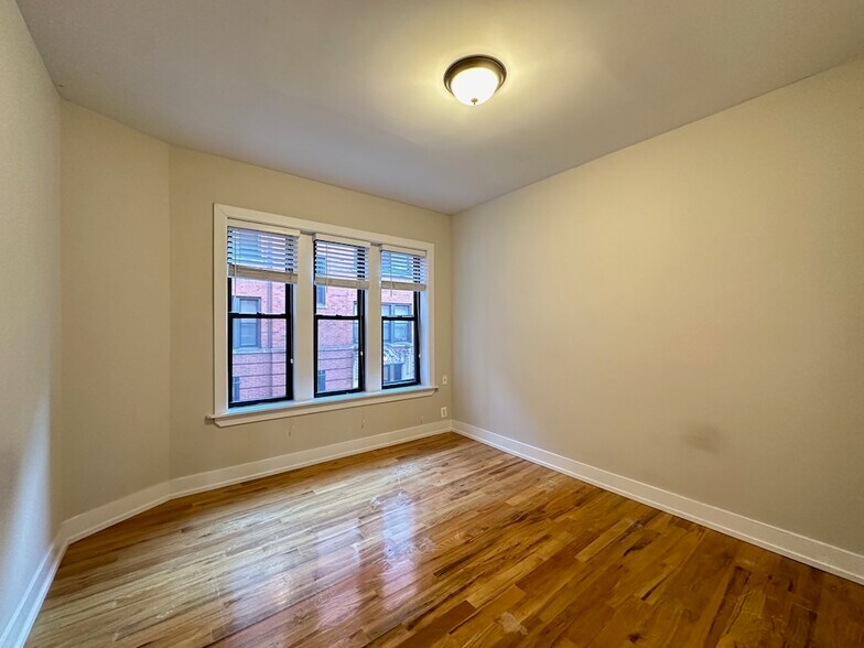 Building Photo - 3535 N Racine Ave