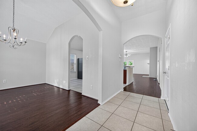 Building Photo - 6927 Great Oaks Shadow Dr