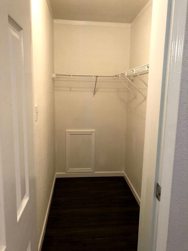 Building Photo - 168 Varsity Cir