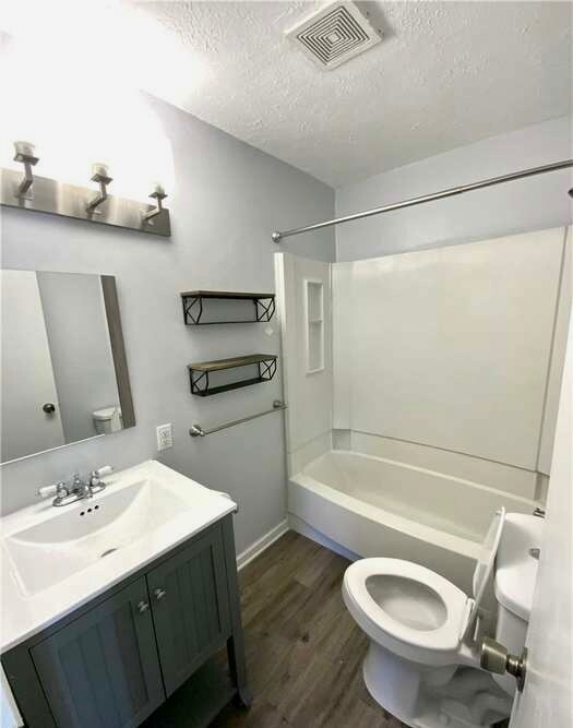 Full Bathroom - 4172 Lambert Rd
