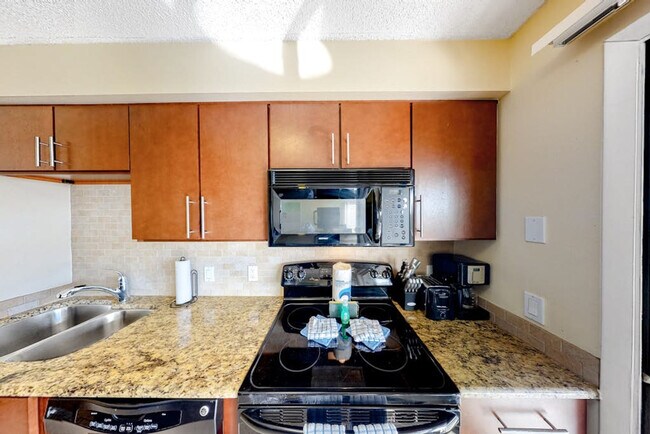 Building Photo - 3601 E Bay Dr