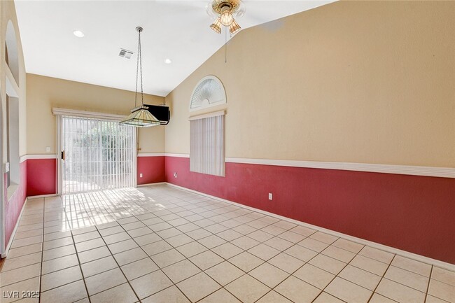 Building Photo - 114 E Tamarack Dr