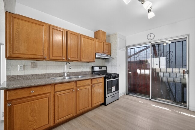 Building Photo - 2046 Rutherford St