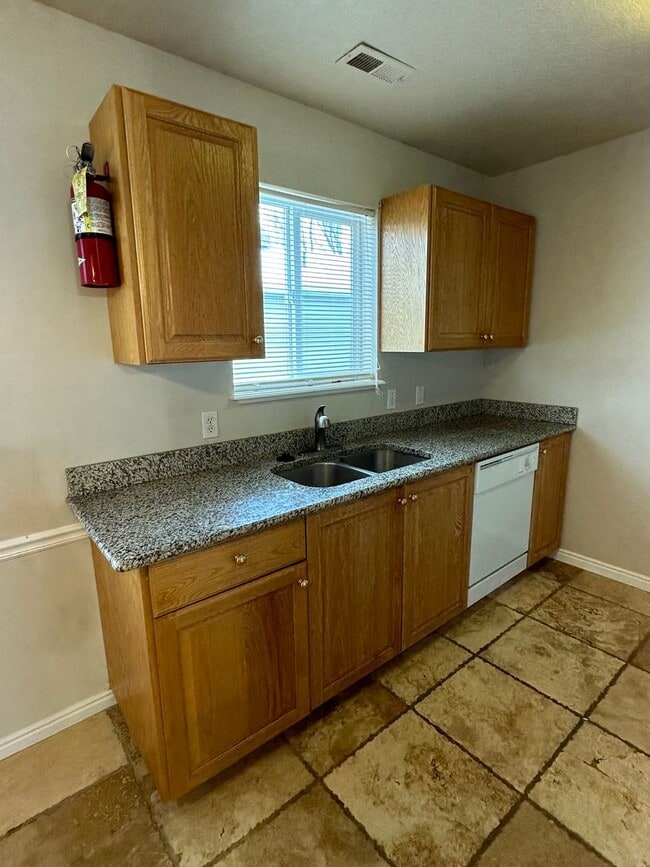 Building Photo - BRENTWOOD CONDO 2 Bed 1 Bath with Optix in...
