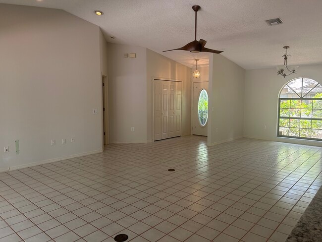 Building Photo - 4137 Woodview Dr