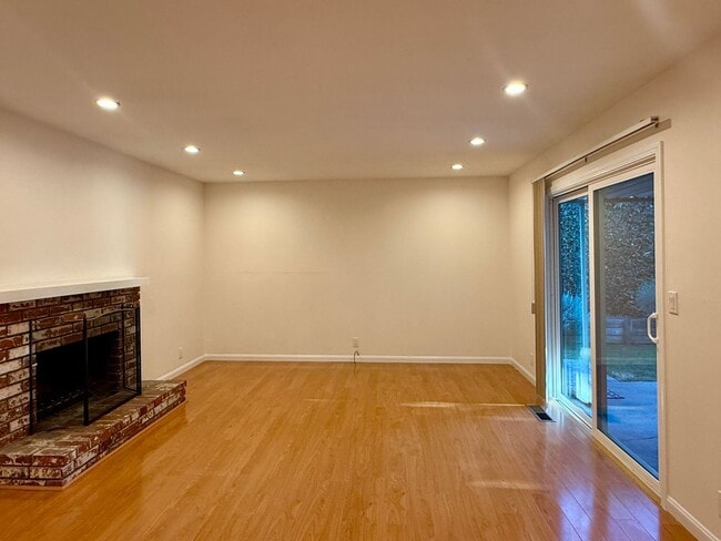 Building Photo - 817/819 E Dana St