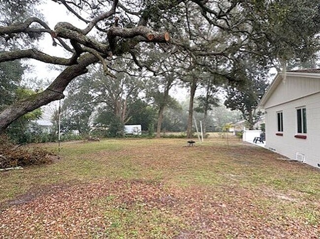 Building Photo - Beautifully Updated DeLand Home with Huge Fenced Backyard!!!