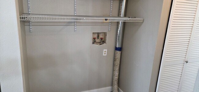 Building Photo - 1 bed 1 bath condo with 650 sf. off Jewell and Sheridan