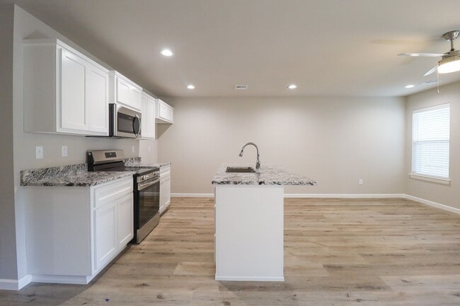 Building Photo - FIRST FREE MONTH! 3 Bed | 2.5 Bath | Sand ...