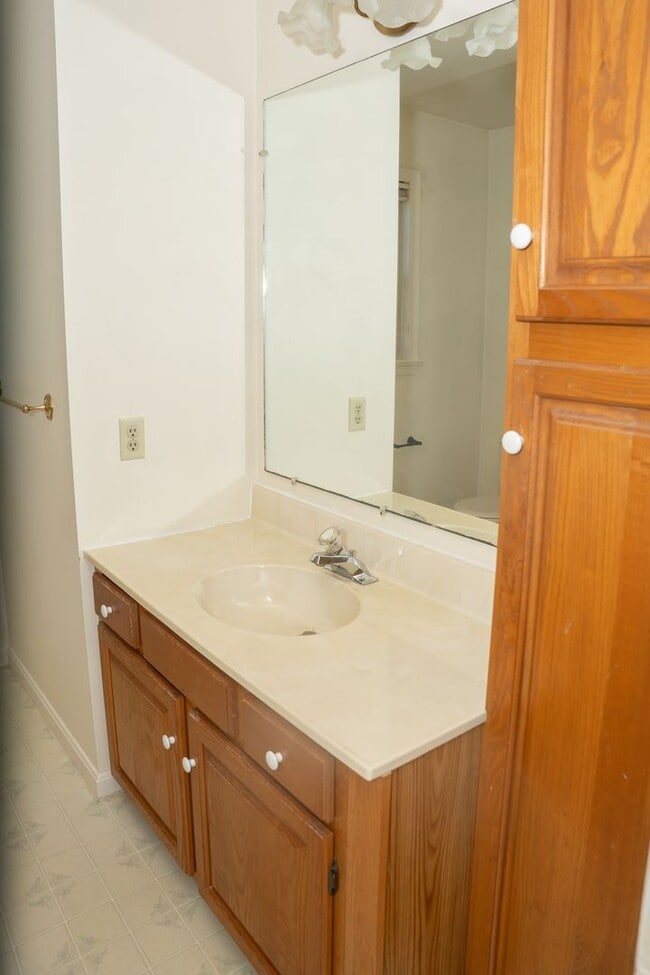 Building Photo - 922 Pinetree Way