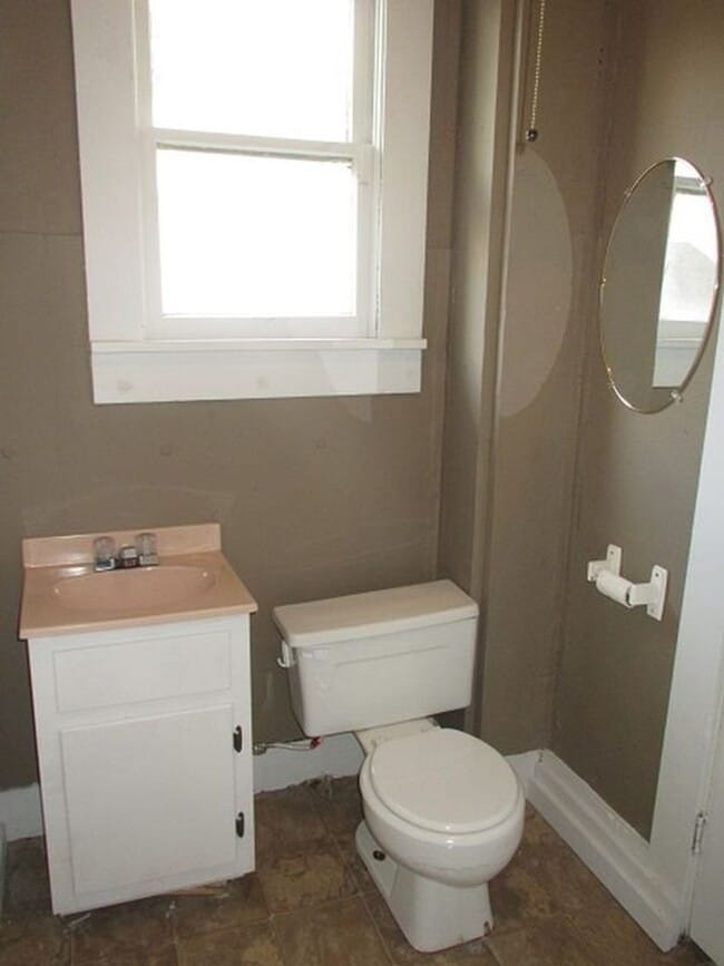 Building Photo - $895 - 3 bed 1 bath - Single Family Home
