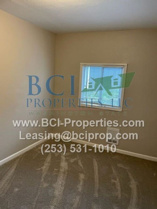 Building Photo - Beautifully remodeled 2 bedroom Duplex nex...