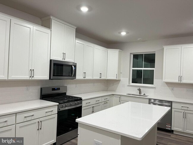 Building Photo - 507 Titanium St