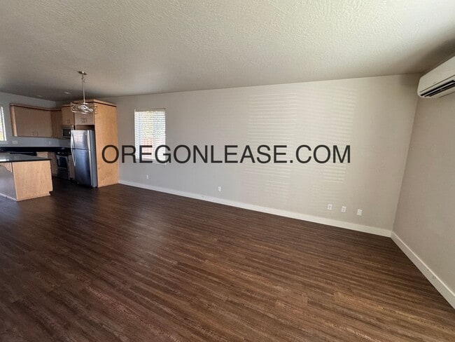 Building Photo - 3 bedroom 2.5 bath townhouse in Cal Young ...