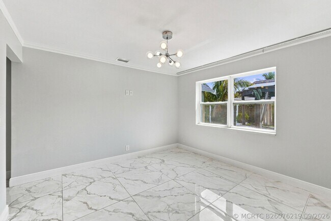 Building Photo - 372 W Riverbend Dr