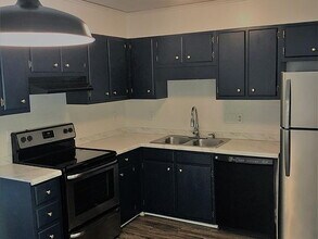 Building Photo - "Charming 2-Bed Sanctuary with Granite Acc...