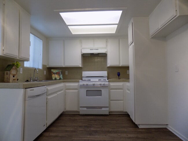 Building Photo - 16428 Orange St