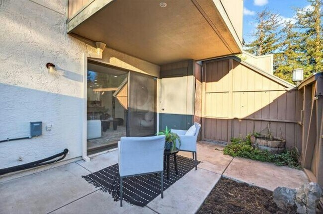 Building Photo - 286 Hackamore Common
