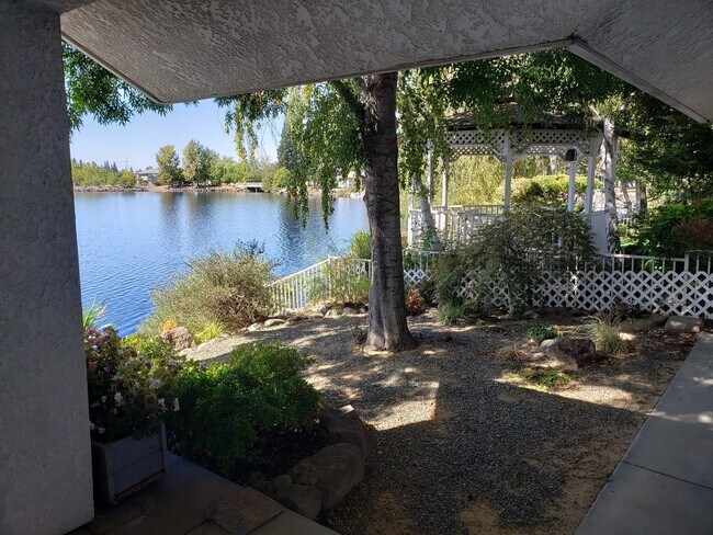 Building Photo - Lakefront Living in this 3/2 Beautiful Home! (55+ Community)