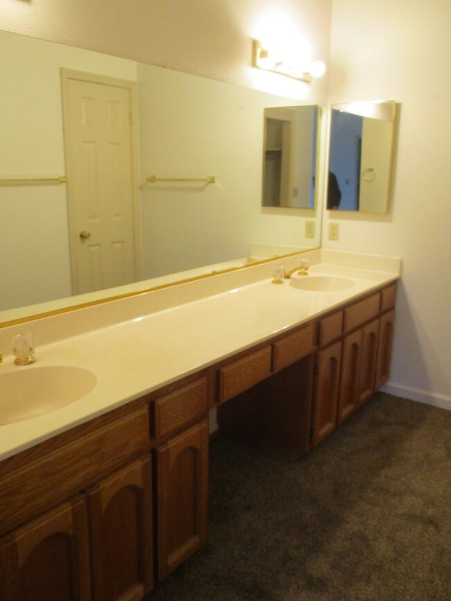 Building Photo - Single Family Home walking Distance to the...