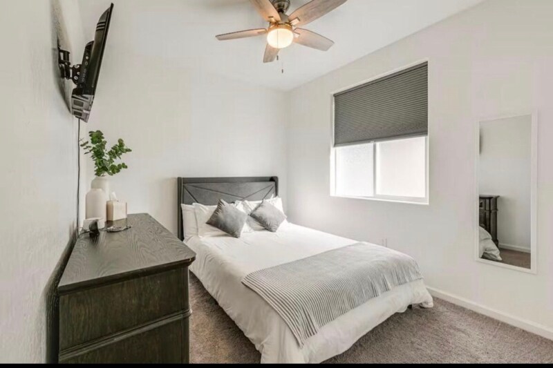 Building Photo - 1030 W Prescott Ave