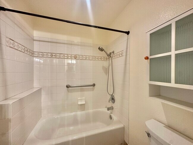 Building Photo - Newly Renovated 1 BD / 1 BA W/ Large Priva...