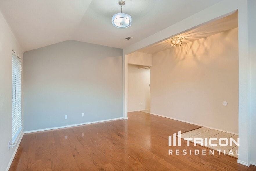 Building Photo - 1140 High Point Dr