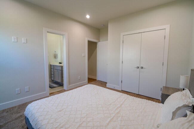 Building Photo - Modern Comfort in a Prime Location
