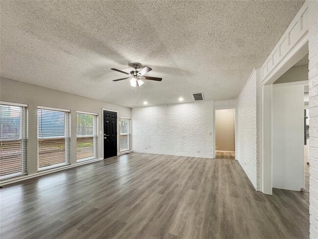 Building Photo - 2108 Shorewood Ln