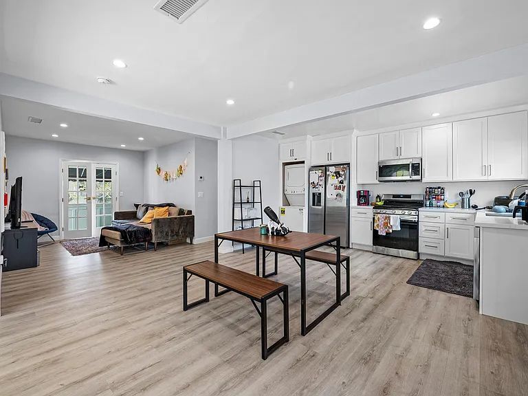 Primary Photo - 1005 Hi Point St