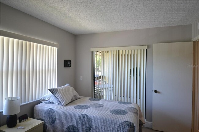 Building Photo - 284 Woodlake Wynde