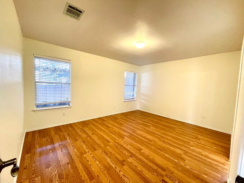 Building Photo - 1004 Sweet Melissa Dr