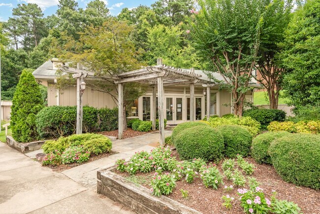 Building Photo - Bolinwood condo available mid-June!! 3 beds, 2 baths in GREAT location in Chapel Hill!