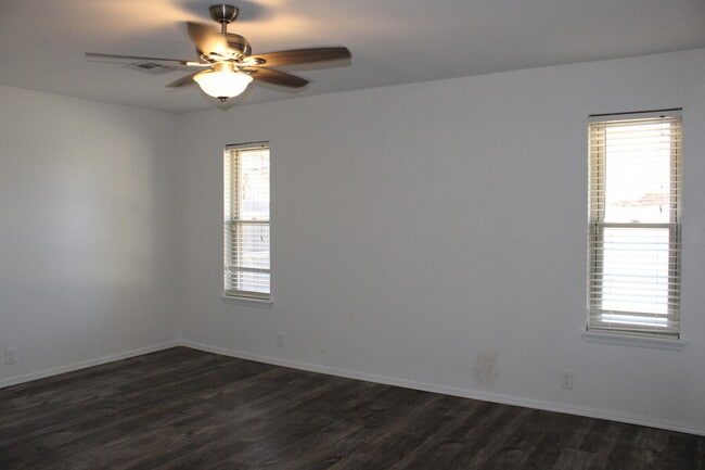 Building Photo - 1403 W Aries Rd