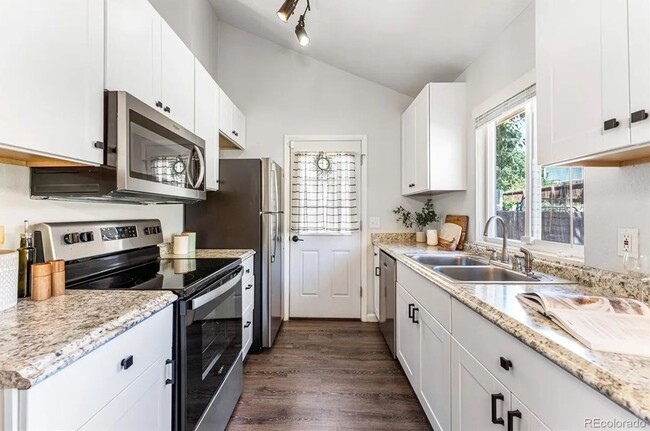 Building Photo - 3BD, 2BA Aurora Home with 2-Car Garage and Back Yard