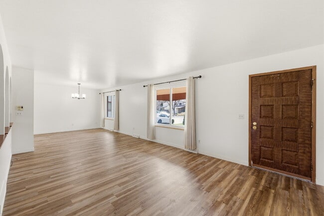 Building Photo - Huge Backyard - Remodeled 3 Bedroom 1.5 Bath Ready ASAP!