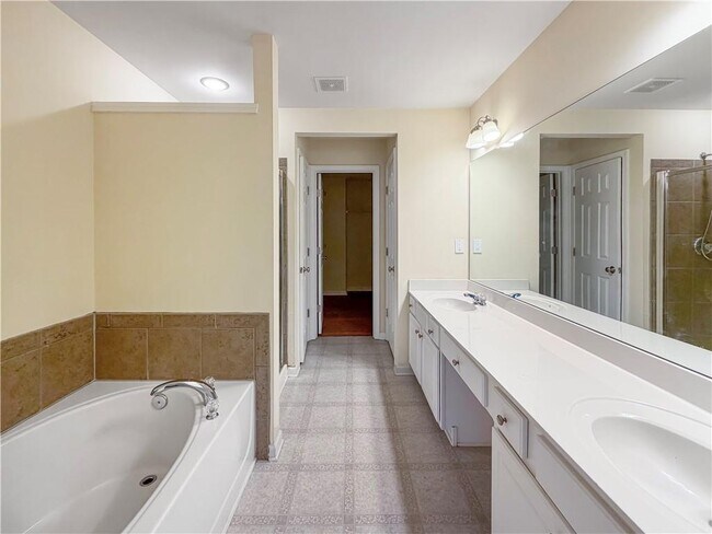 Building Photo - 2380 Fairlie Dr
