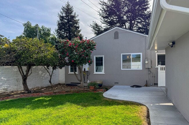 Building Photo - 431 Deodar Ave