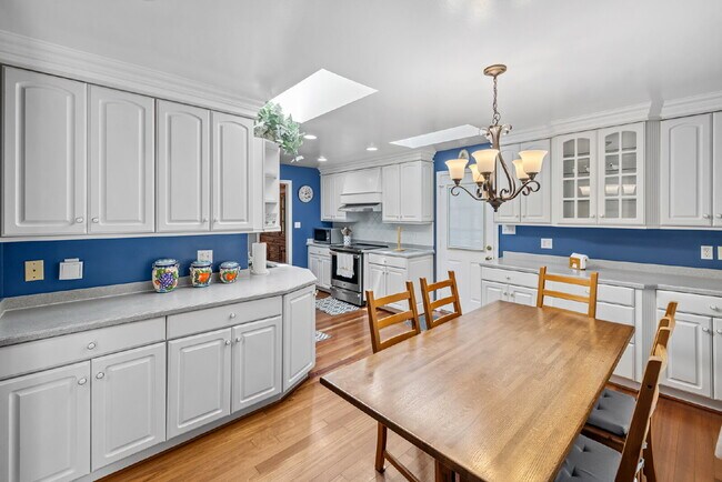 Building Photo - Gorgeous Central Single Family in Heart of Rockville