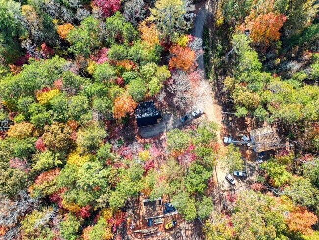 Building Photo - 60 Deer Vly Ln