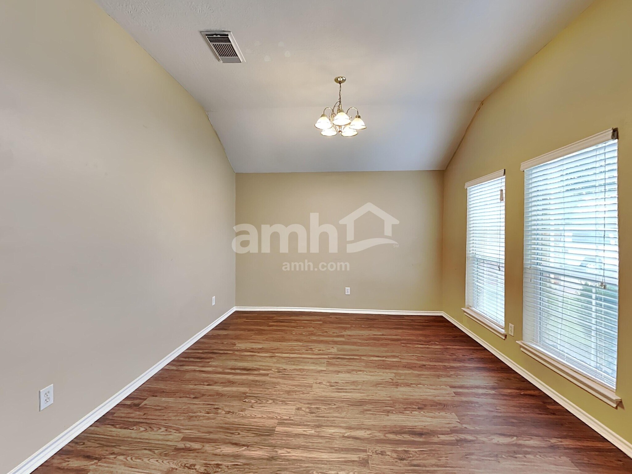 Building Photo - 1835 Manor Dr