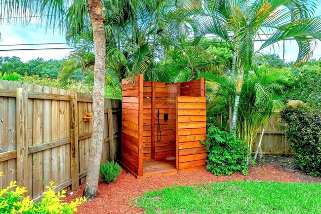 Building Photo - 830 SW 14th Ct