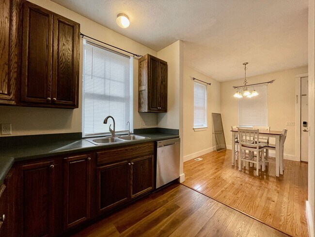 Building Photo - Four Bedroom Home in Eastown
