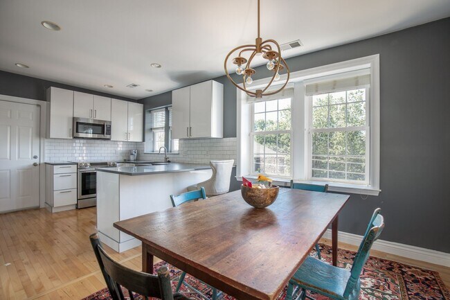 Building Photo - Beautiful Clayton Condo