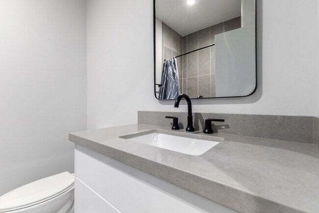 Building Photo - 164 E Lexington Ave