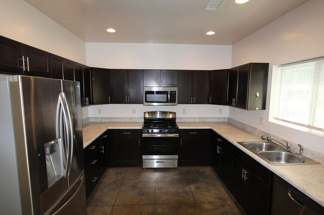 Building Photo - 3BR Home in Mountainaire | Open Layout + Fenced Yard
