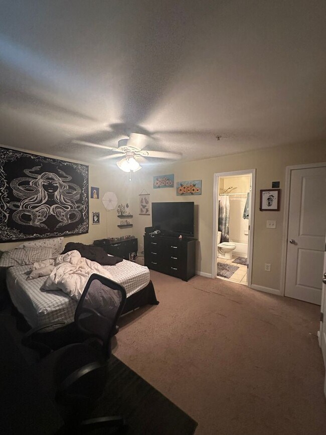 Building Photo - 2 Bedroom 2 Bathroom in gated community of the Summit