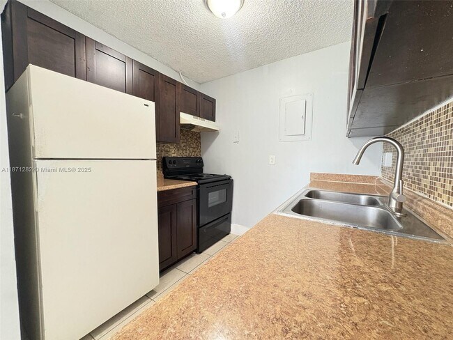 Building Photo - 8913 NW 28th Dr